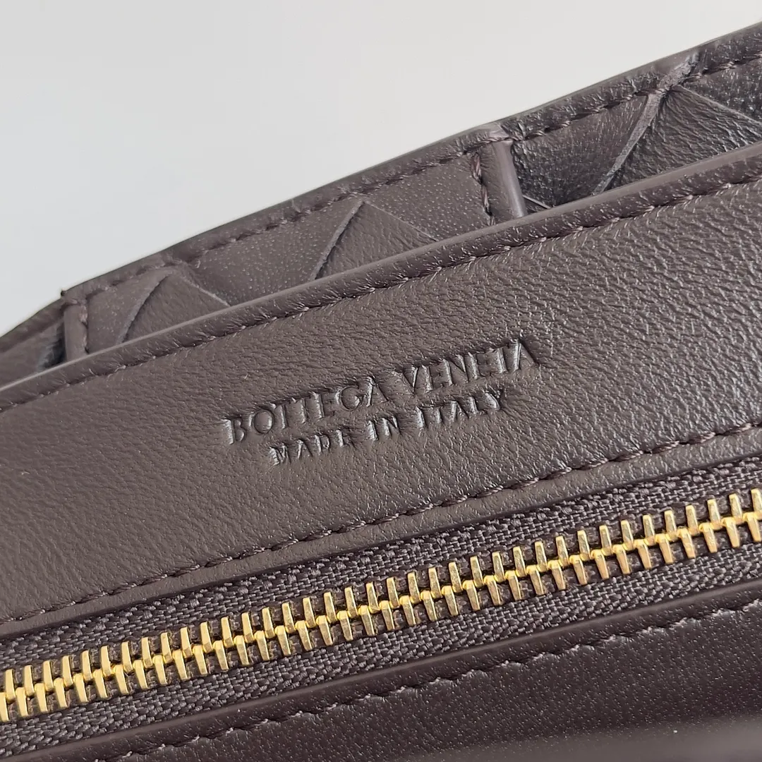 Batch 1960 BOTTEGA VENETA 2024 spring and summer new small ANDIAMO chain bag is also available! 🔥🔥I believe many friends have been waiting for a long time. The metallic chain adds a touch of sophistication to the original softness and elegance of Andiamo. The collision of classic craftsmanship and elegance creates a different kind of beauty. Style number: 786008 Size: 25*22*10.5cm